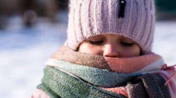 un enfant avec bonnet et écharpe