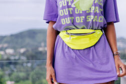 Comment porter un sac banane coloré avec style ?