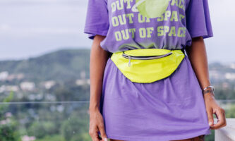 Comment porter un sac banane coloré avec style ?