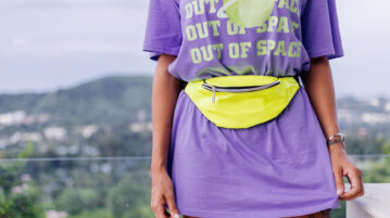 Comment porter un sac banane coloré avec style ?