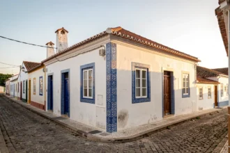 Maison blanche à toit de tuiles dans un village portugais
