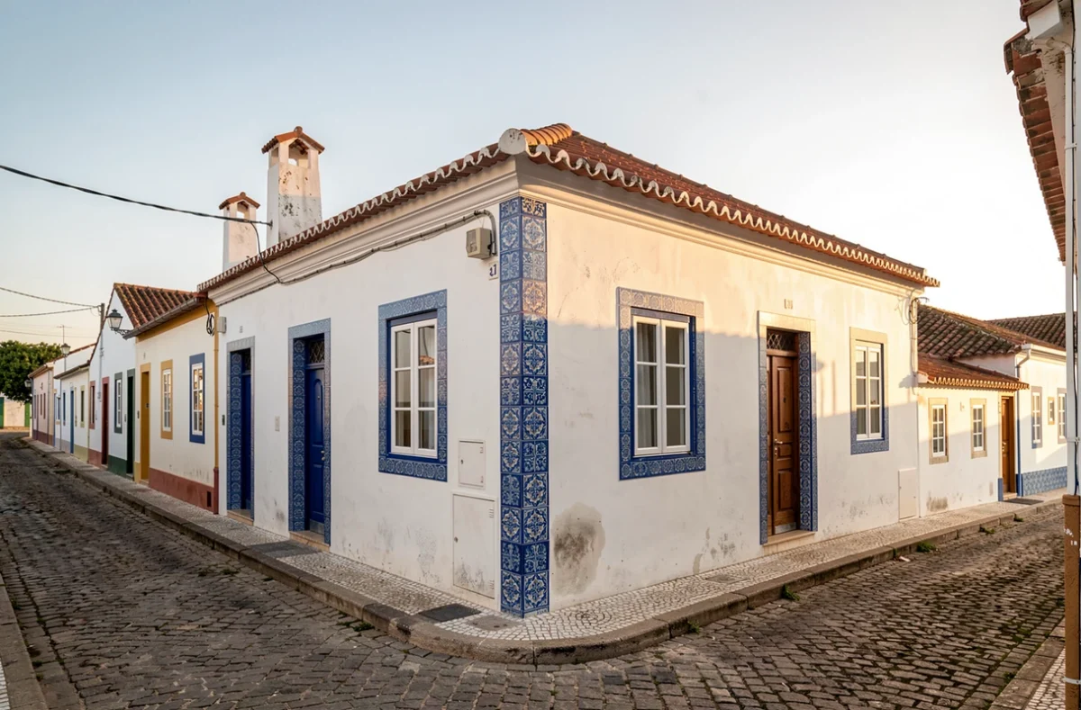 Maison blanche à toit de tuiles dans un village portugais