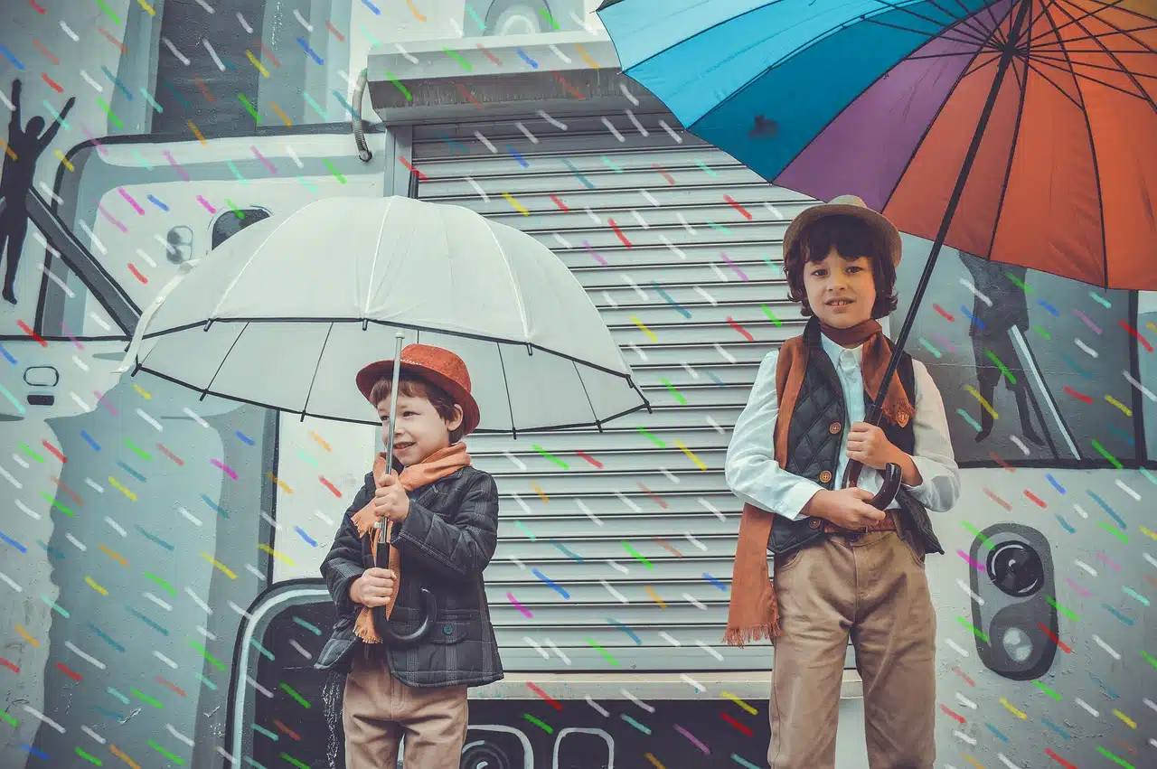 des enfants avec leur parapluie